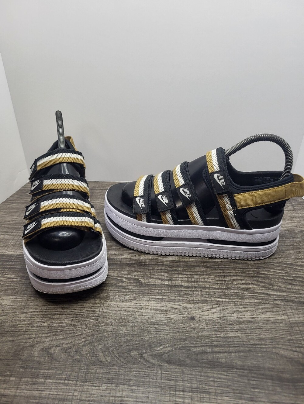 Nike Icon Classic Platform Sandals Women's US 8 Black Gold Summer Beach